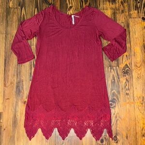 Monoreno Burgundy Stretchy Lightweight Midi Dress with 3/4 Sleeves and Lace Hem